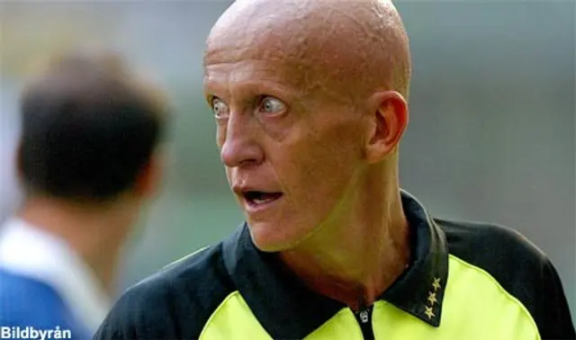 Collina l&auml;gger pipan p&aring; hyllan