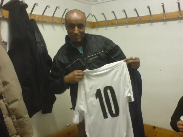 Mike och Martin Mutumba g&ouml;r samma sak.