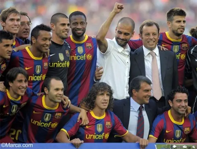 Sandro Rosell delar ut guldemblem till medlemmar