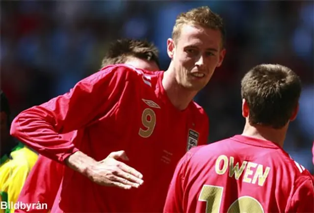 Crouch v&auml;lkomnar Wayne Rooney