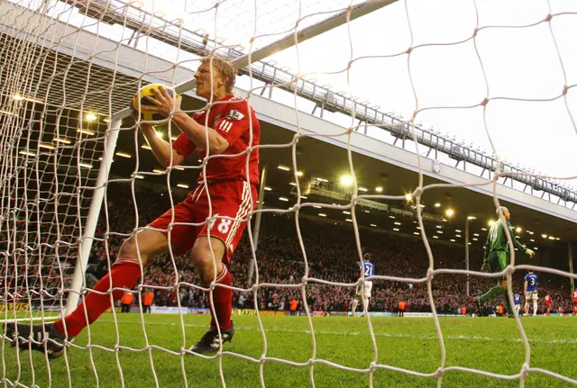 Kuyt anpassar sig som anfallare under Dalglish