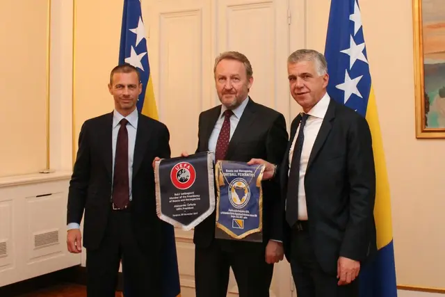 UEFA-presidenten Aleksander Ceferin på besök i Bosnien.