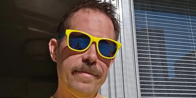 Vi marscherar in på läktaren sjungandes: ”Yksi, kaksi, ICA Maxi”