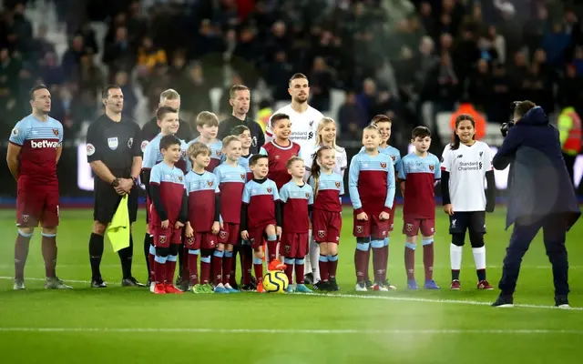 Avslöjat priset det kostar barn att följa med ut på planen vid spelaren i handen i Premier League