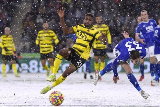 Snöfall och fotboll är ingen bra kombination!