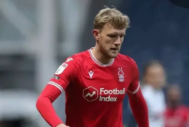 Nottingham Forest förlänger kontraktet med Joe Worrall 