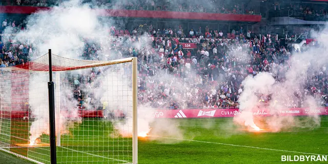 Ett nytt lågvattenmärke: Ajax - Feyenoord avbruten, supporterkravaller, Mislintat sparkad