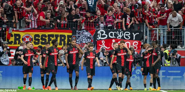 Galna scener när Bayer Leverkusen säkrar Bundesliga-titeln