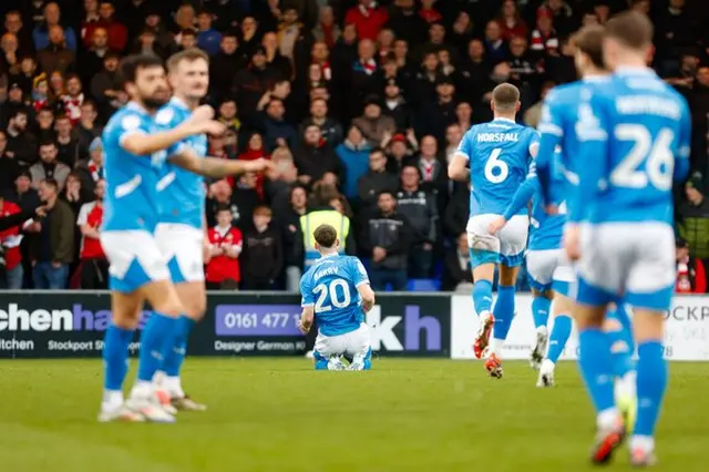  Barrys drömmål tar Stockport upp på en fjärdeplats