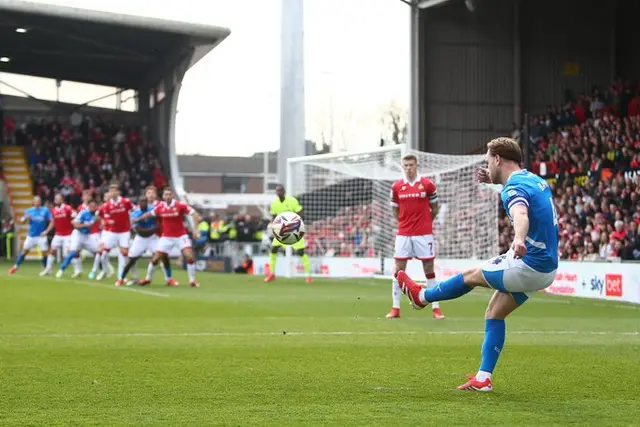 Tappert Stockport med tio man förlorar mot Wrexham efter en felaktig straff