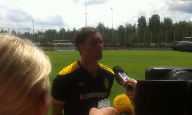 Elmander: - Jag tog beslutet i samråd med Hamrén