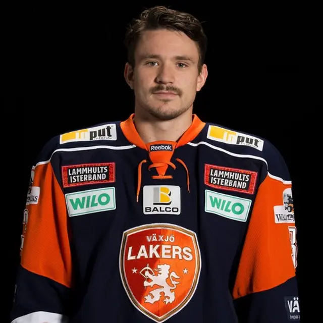 Två spelare får lämna, en ny back in!