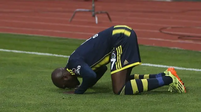 Moussa Sow lämnar Fenerbahçe i tårar