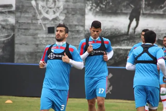 Corinthians tvingar Iran att byta färg på träningskläderna!