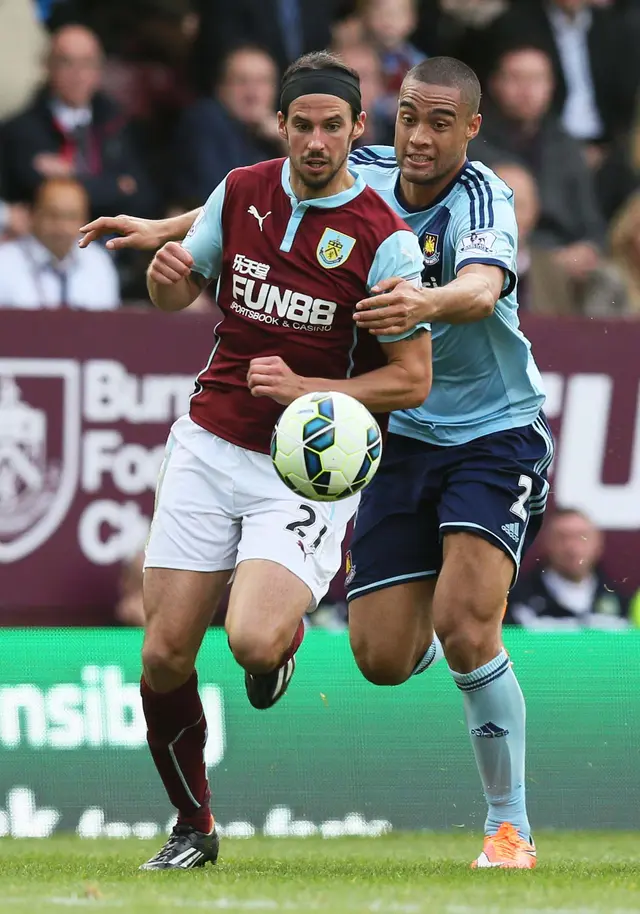 Mittfältaren George Boyd kammar hem två priser under Burnleys prisceremoni.	