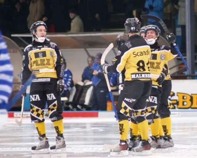 Slottsbron orkade st&aring; emot &Ouml;SK Bandy i en halvlek 