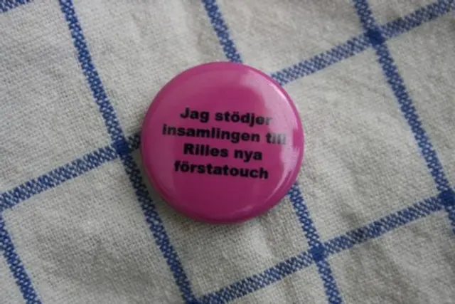 Ultrakaninerna sl&auml;pper limited edition pin