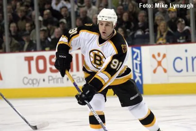 Boston – Philadelphia Game 1: Marc Savard hj&auml;lte i comebacken