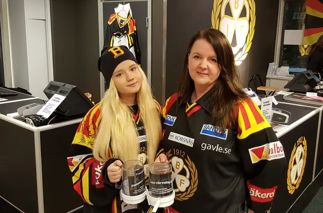 De skramlar till Fansens värvning