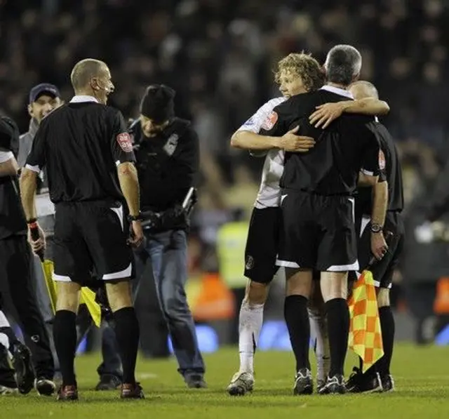 Jimmy Bullard l&auml;mnar Fulham