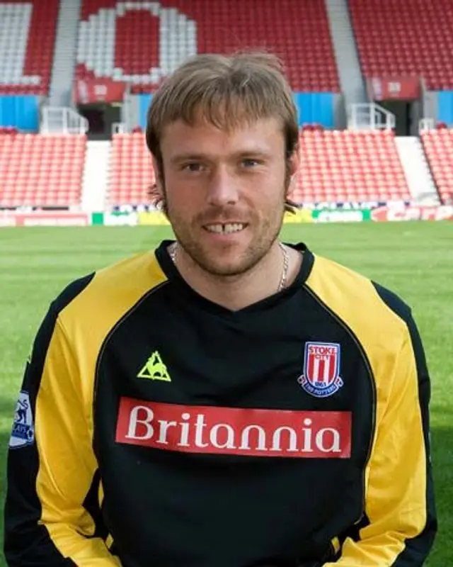 Steve Simonsen l&auml;mnar Stoke