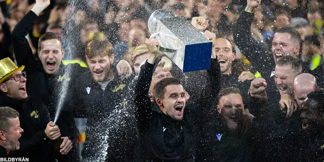 Bildextra: Här lyfter Mjällby pokalen
