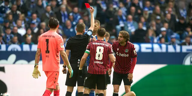 Schalke - Hannover: Ett poäng, fyra mål & ett diskutabelt rött kort