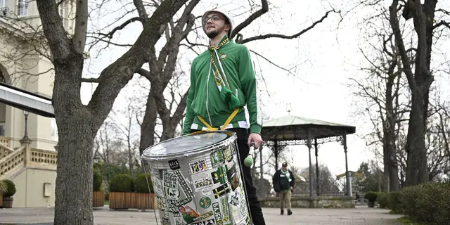 Hammarbytrummisen Ludvig Stokki på plats i Prag – efter fansens insamling