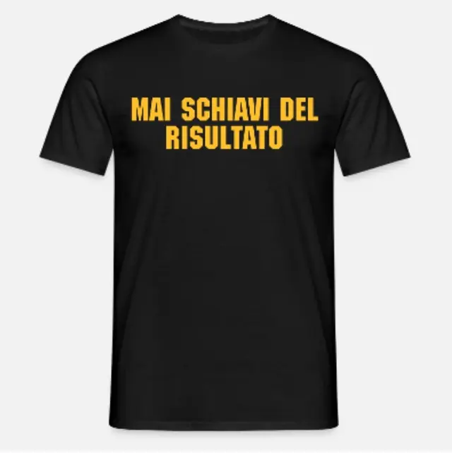 “Mai schiavi del risultato” - Köp T-shirt och stötta podden