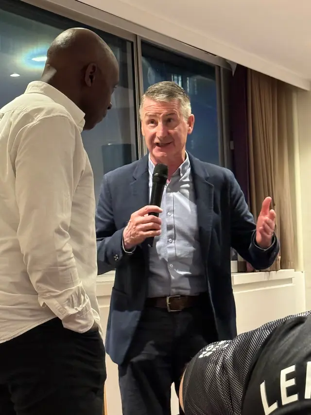 Galen garderobsdörr, affärsplan för stå upp-komiker och en vit lunch - Selmas reseberättelse