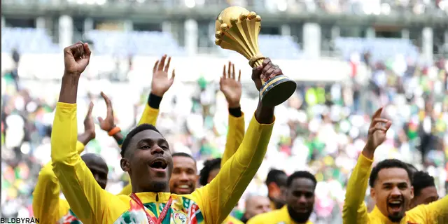 Här visar Senegal upp AFCON-bucklan i Paris – trots domen