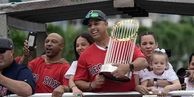 Alex Cora sparkad från Boston Red Sox