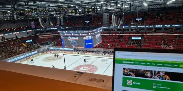 Kaffe, korv och full koncentration – följ med på pressläktaren