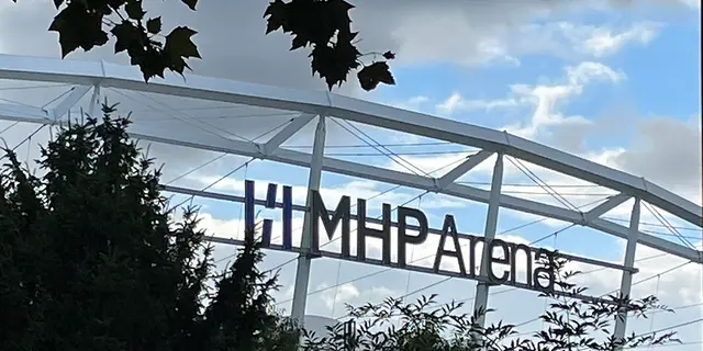 Damerna gör entré på MHPArena