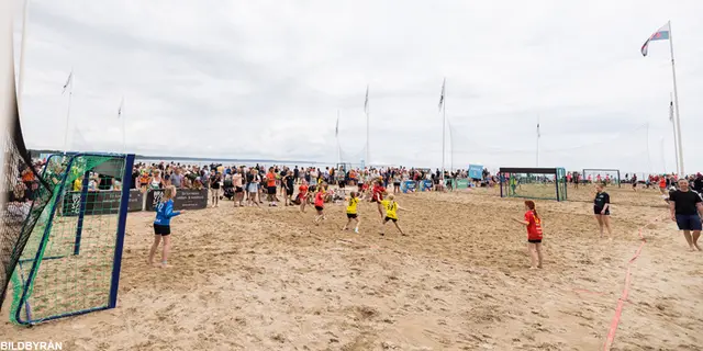 Plast, show och badshorts – beachhandbollen har inget här att göra